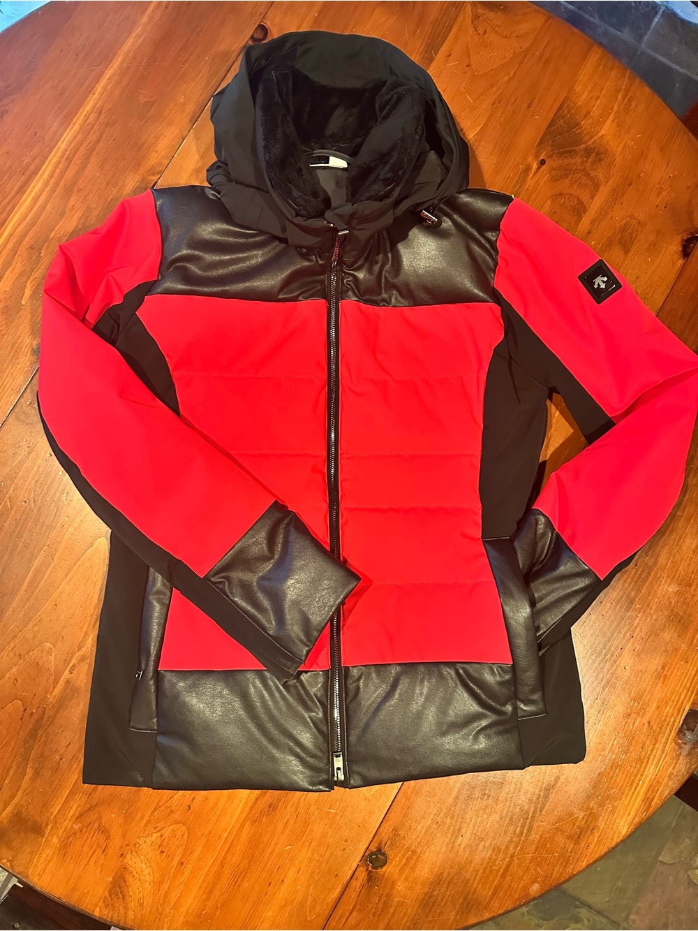 DESCENTE Women’s luxury down winter ski jacket. Size 12